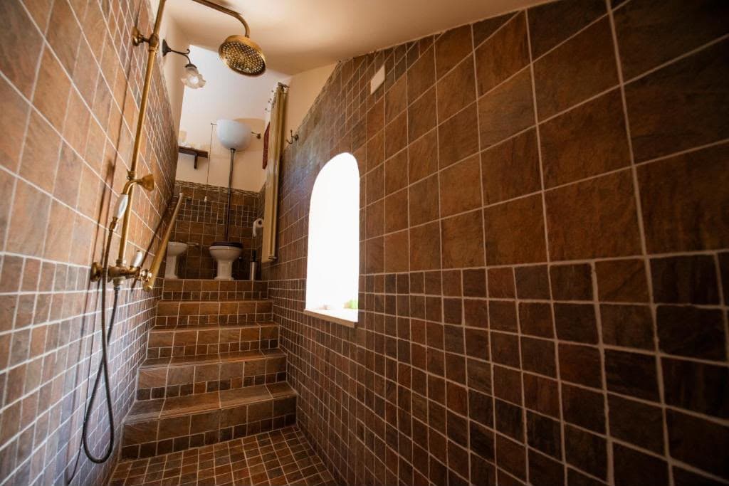 Bagno privato con doccia e finiture in ottone