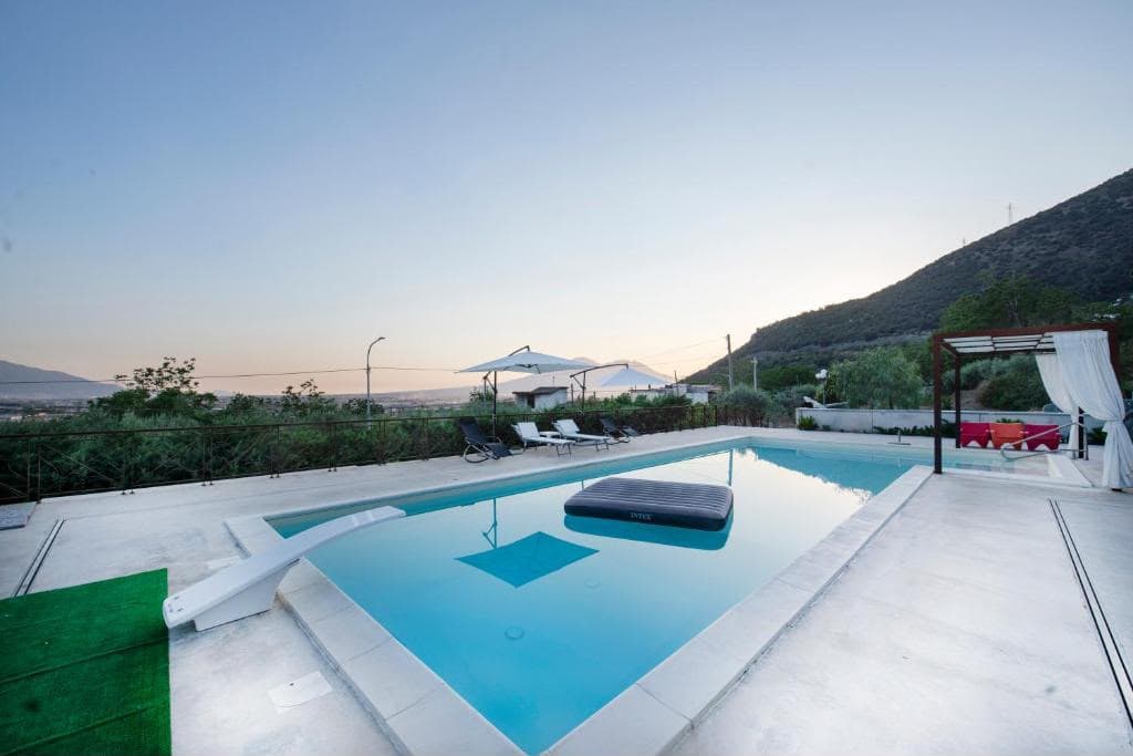 La piscina panoramica al tramonto