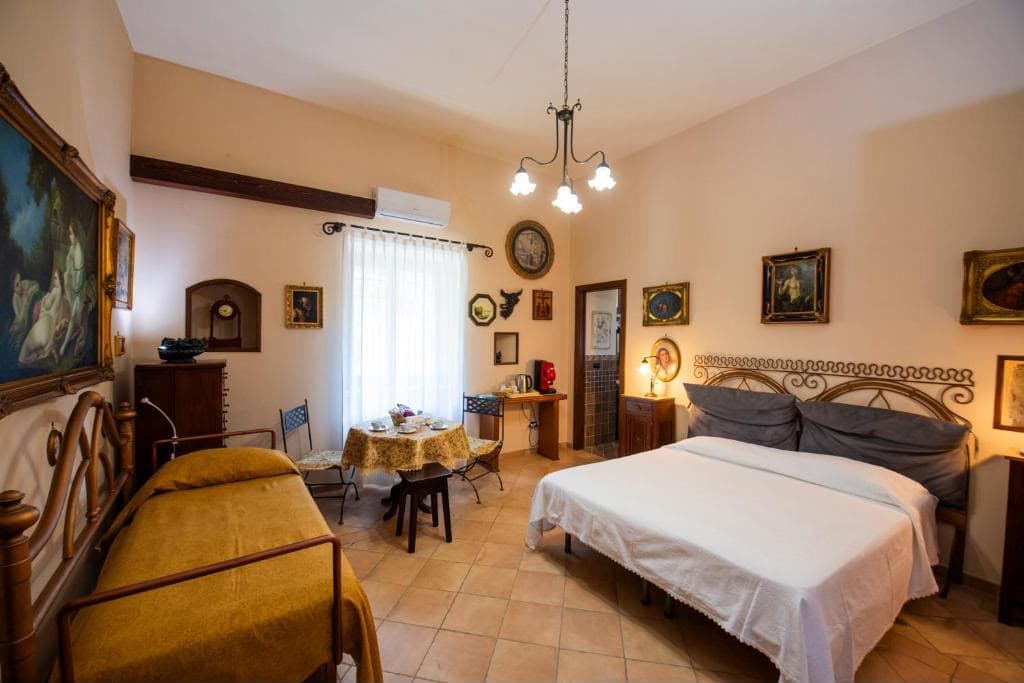 Angolo colazione in camera, accanto alla finestra
